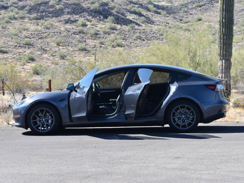 Used 2023 Tesla Model 3 Standard Range image 12