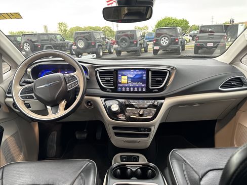Used 2018 Chrysler Pacifica Limited w/ Advanced Safetytec Group FWD image 28