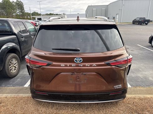 Certified 2024 Toyota Sienna Limited image 10