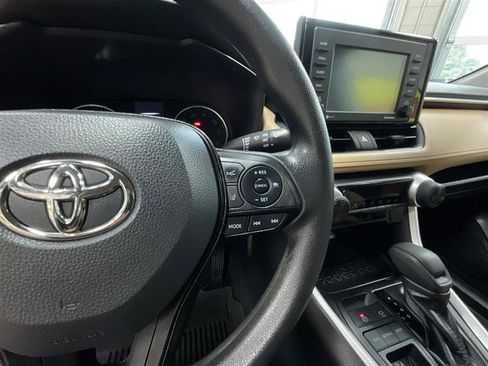 Used 2021 Toyota RAV4 LE FWD image 17