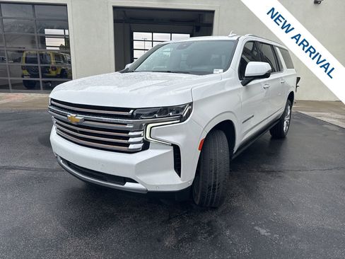 Used 2024 Chevrolet Suburban High Country w/ Advanced Technology Package AWD/4WD image 3