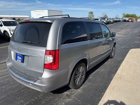 Used 2014 Chrysler Town & Country Touring-L w/ Driver Convenience Group FWD image 12