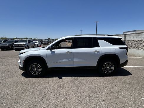 Used 2024 Chevrolet Traverse LT FWD image 2