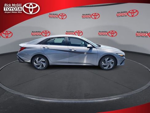 Used 2025 Hyundai Elantra SEL FWD image 9