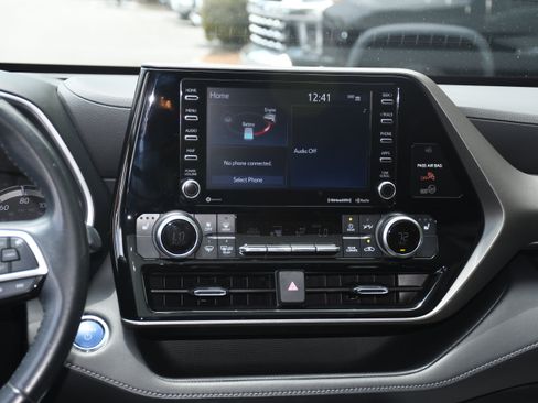 Used 2022 Toyota Highlander XLE FWD image 17