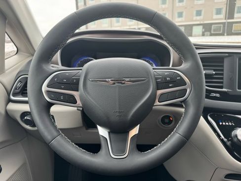 Used 2023 Chrysler Voyager LX image 21