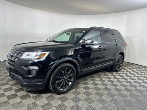 Used 2018 Ford Explorer XLT w/ Equipment Group 202A image 7
