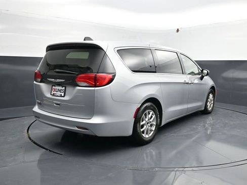 Used 2023 Chrysler Voyager LX image 4