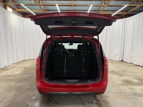 Used 2025 Chrysler Pacifica Limited image 26