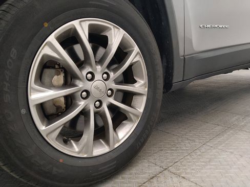 Used 2019 Jeep Cherokee Latitude Plus AWD/4WD image 31