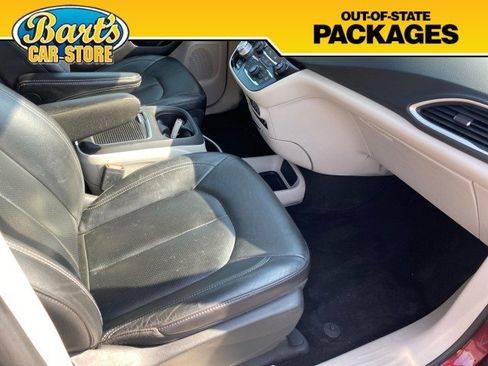 Used 2022 Chrysler Pacifica Touring-L FWD image 16