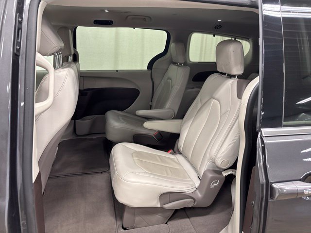 Used 2020 Chrysler Pacifica Touring-L w/ Advanced Safetytec Group FWD image 16