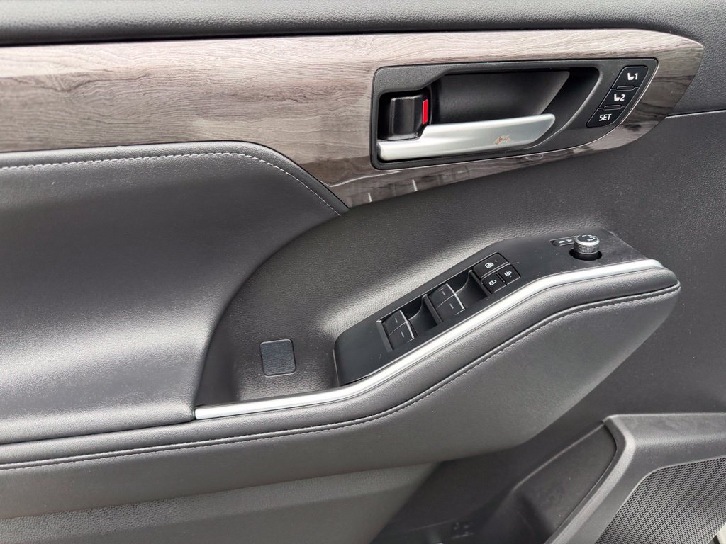 Used 2024 Toyota Highlander Platinum AWD/4WD image 19
