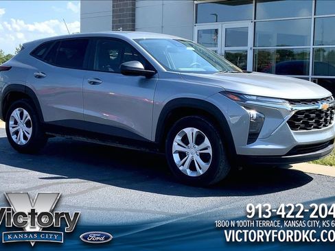 Used 2026 Chevrolet Trax LS FWD image 1