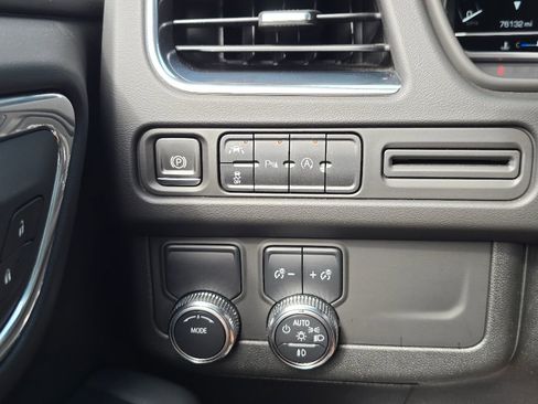 Used 2023 GMC Yukon XL SLE image 16