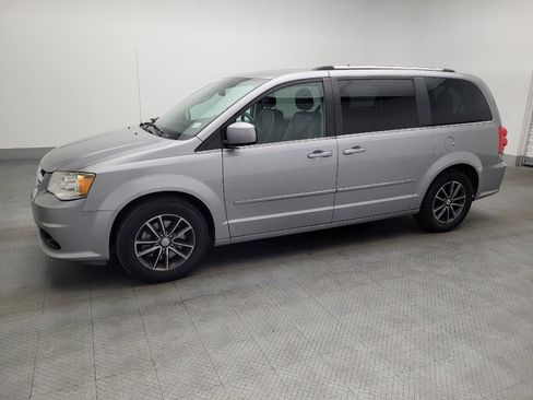 Used 2017 Dodge Grand Caravan SXT image 2