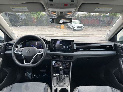 Used 2025 Volkswagen Jetta SE image 32