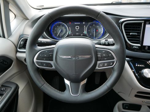 Used 2023 Chrysler Pacifica Touring-L FWD image 13