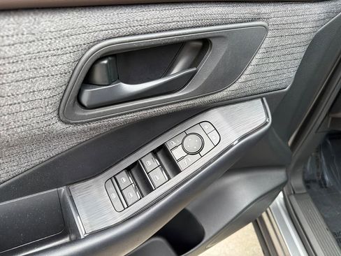 Used 2023 Nissan Rogue S image 16