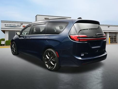 Used 2025 Chrysler Pacifica Limited FWD image 3