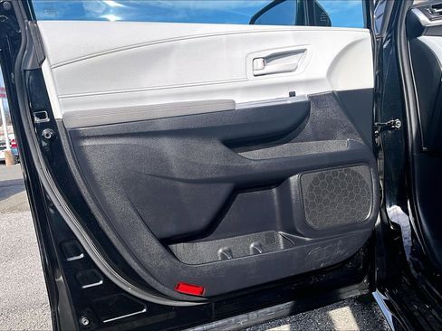 Used 2025 Toyota Sienna LE image 21