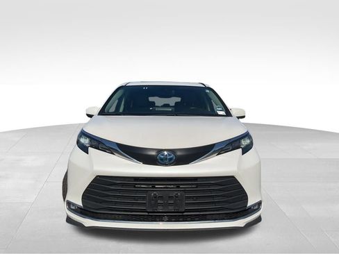 Used 2024 Toyota Sienna XLE FWD image 8