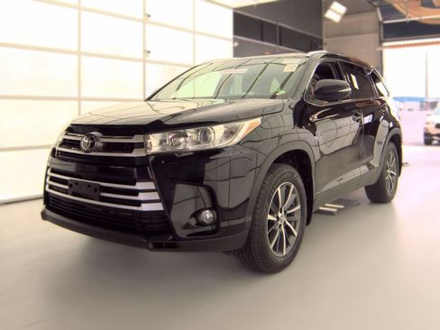 Used 2019 Toyota Highlander XLE w/ Carpet Mat Package (TMS) AWD/4WD image 2