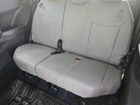 Used 2026 Toyota Sienna XLE FWD image 28