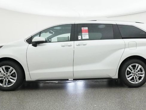 New 2026 Toyota Sienna Limited FWD image 19