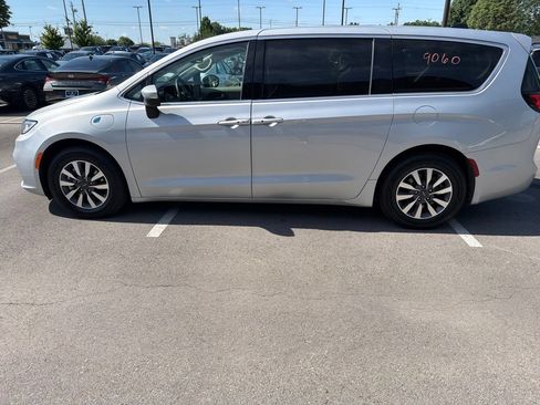 Used 2023 Chrysler Pacifica Touring-L FWD image 12