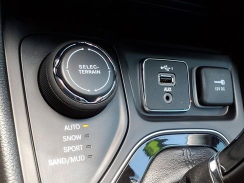 Used 2021 Jeep Cherokee Latitude Plus AWD/4WD image 24