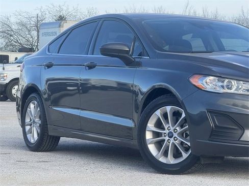 Certified 2020 Ford Fusion SE image 3