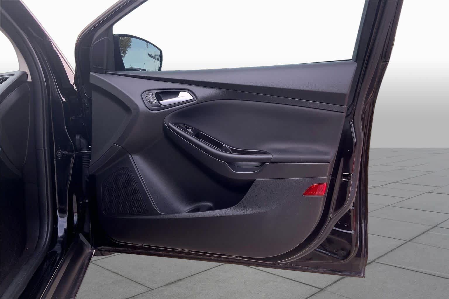 Used 2018 Ford Focus SE w/ SE Appearance Package FWD image 23