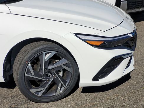New 2026 Hyundai Elantra Limited FWD image 3