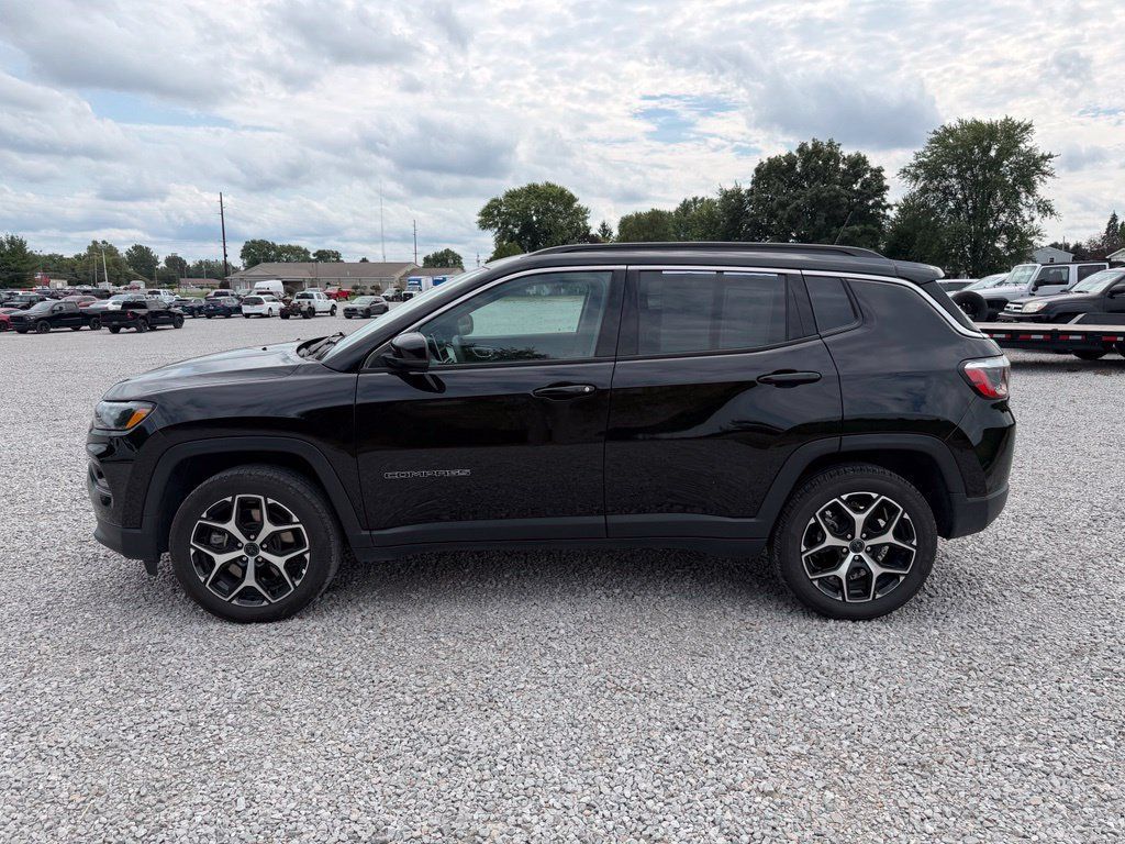 Used 2025 Jeep Compass Limited AWD/4WD image 4