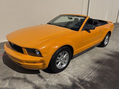 Used 2007 Ford Mustang Convertible RWD image 7
