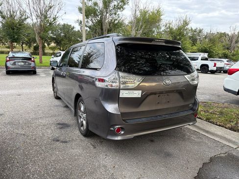 Used 2015 Toyota Sienna SE FWD image 3