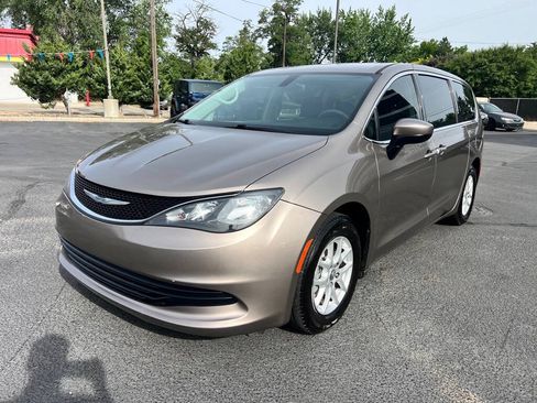 Used 2017 Chrysler Pacifica Touring FWD image 3