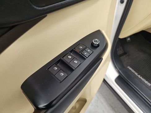 Used 2014 Toyota Highlander XLE image 12