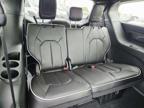 New 2026 Chrysler Pacifica Limited w/ S Appearance Package FWD image 18
