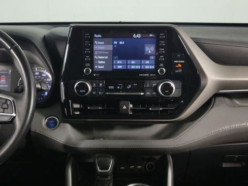 Used 2021 Toyota Highlander LE image 24