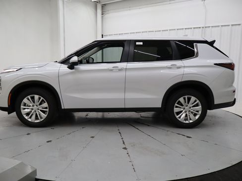 New 2026 Mitsubishi Outlander ES FWD image 6