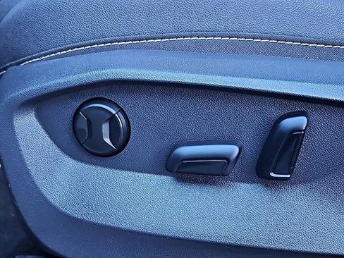 Certified 2025 Volkswagen Taos SEL image 28