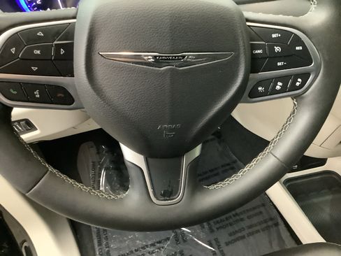 Used 2024 Chrysler Pacifica Touring-L FWD image 14