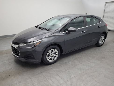 Used 2019 Chevrolet Cruze LT image 2