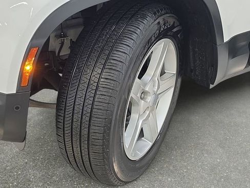 Used 2023 Land Rover Defender 130 SE image 32