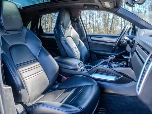 Used 2019 Porsche Cayenne Turbo w/ Sportdesign Package image 31