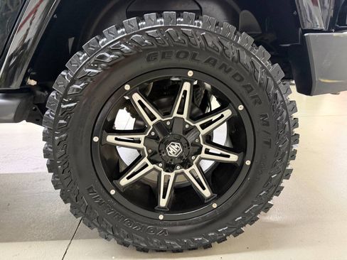 Used 2017 Jeep Wrangler Unlimited Sahara w/ Dual Top Group AWD/4WD image 28