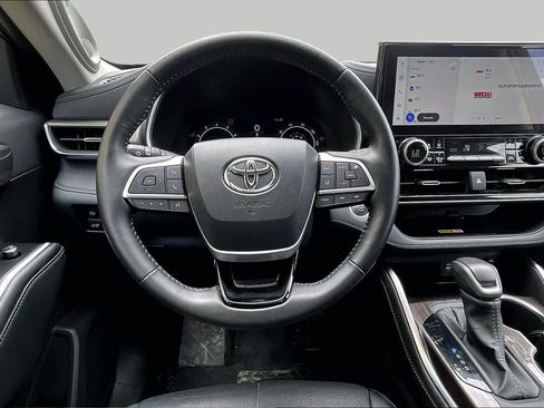 Used 2025 Toyota Highlander Limited AWD/4WD image 6