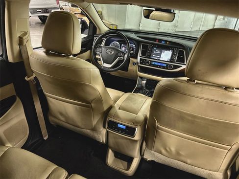 Used 2018 Toyota Highlander Limited image 19